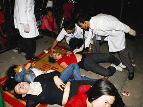 Rất đông người cũng bị ngất, đang được cấp cứu do không chịu nổi cảnh chen chúc.