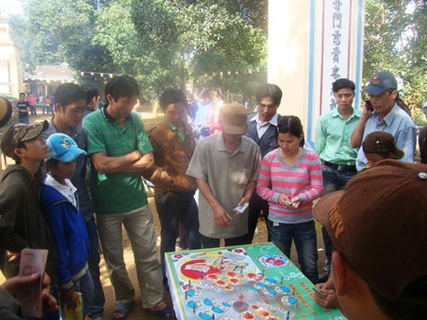 Cờ bạc lộng hành ở các lễ hội là vấn nạn đã và đang gây bức xúc. Cờ bạc lộng hành ở các lễ hội là vấn nạn đã và đang gây bức xúc.