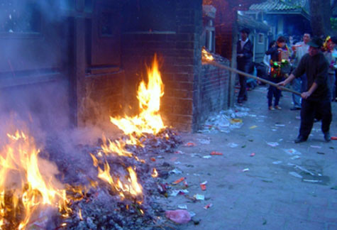 Vàng mã bị đốt cháy bùng ngay trên sân chùa. Vàng mã bị đốt cháy bùng ngay trên sân chùa.