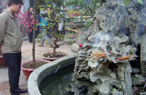 Hòn non bộ trang trí trong chùa Hà (Hà Nội) cũng bị biến thành nơi để những người thiếu ý thức thắp hương. Hòn non bộ trang trí trong chùa Hà (Hà Nội) cũng bị biến thành nơi để những người thiếu ý thức thắp hương.