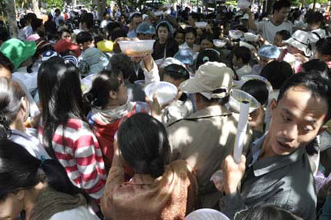 Cảnh chen lấn, xô đẩy như thế này thường thấy ở các lễ hội đầu năm trước cửa Phật, Thánh. Cảnh chen lấn, xô đẩy như thế này thường thấy ở các lễ hội đầu năm trước cửa Phật, Thánh.