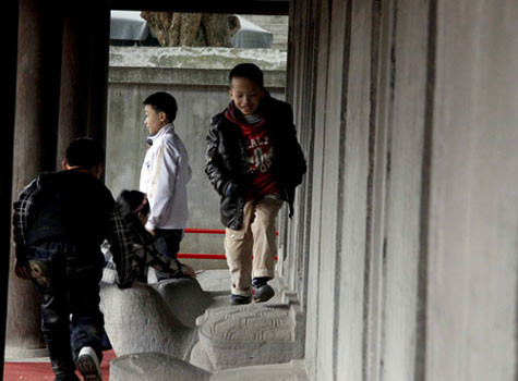 Mặc cho biển cấm không ít bậc phụ huynh vẫn giúp con mình trèo vào sờ, thậm chí chạy lên cả lưng rùa ở Văn miếu Quốc tử giám. Mặc cho biển cấm không ít bậc phụ huynh vẫn giúp con mình trèo vào sờ, thậm chí chạy lên cả lưng rùa ở Văn miếu Quốc tử giám.