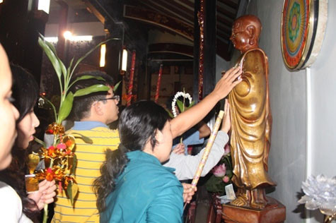 Đầu năm, cảnh đua nhau sò tượng Phật nhằm lấy may diễn ra ở nhiều chùa. Đầu năm, cảnh đua nhau sò tượng Phật nhằm lấy may diễn ra ở nhiều chùa.