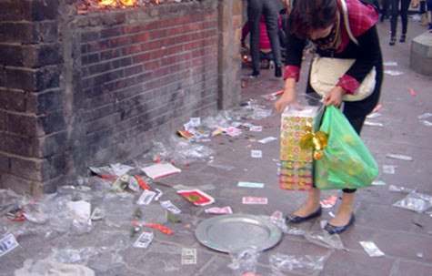 Túi bóng, tiền âm phủ bị vứt tứ tung ngay sân chùa. Túi bóng, tiền âm phủ bị vứt tứ tung ngay sân chùa.