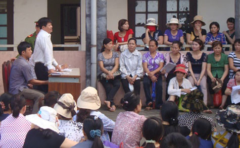 Quá đông tiểu thương chợ Bỉm Sơn, phòng tiếp dân UBND tỉnh Thanh Hóa phải làm việc ngoài sân. Ảnh. Xuân Hải. Quá đông tiểu thương chợ Bỉm Sơn, phòng tiếp dân UBND tỉnh Thanh Hóa phải làm việc ngoài sân. Ảnh. Xuân Hải.