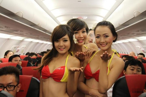 Màn trình diễn bikini "vũ điệu Hawaii" trên chuyến bay khai trương Sài Gòn - Nha Trang của VietJetAir gây xôn xao cư dân mạng những ngày qua. Màn trình diễn bikini "vũ điệu Hawaii" trên chuyến bay khai trương Sài Gòn - Nha Trang của VietJetAir gây xôn xao cư dân mạng những ngày qua.