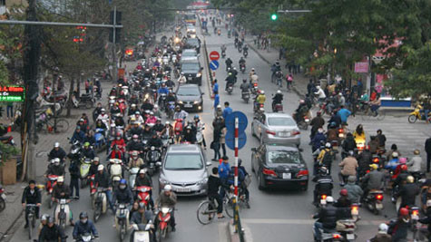 Hà Nội xuất hiện một số điểm ùn ứ mới do đổi giờ học. (Ảnh: VNN)