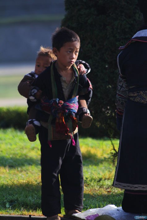 Những hình ảnh anh trai, chị gái địu em...