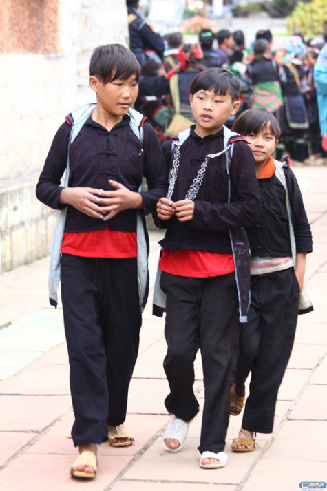 Những cậu bé đã da dáng người lớn của vùng núi Sa Pa.