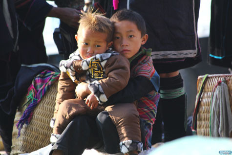 Trông em thay cho bố mẹ là điều thường thấy ở khu du lịch này.