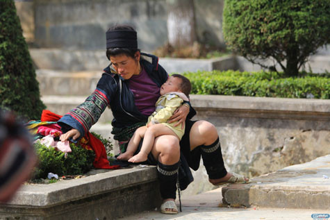 Cậu bé này ngủ ngoan ngoãn trên tay mẹ.