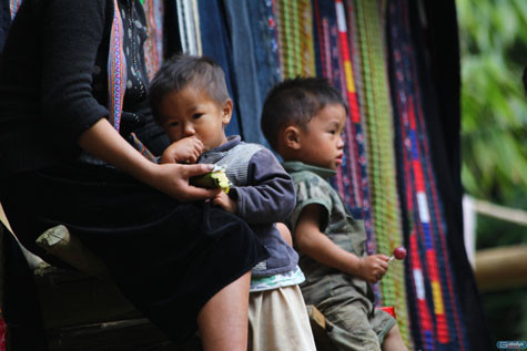 Cậu bé này có vẻ tỏ ra xấu hổ, e thẹn bên mẹ khi thấy người lạ.