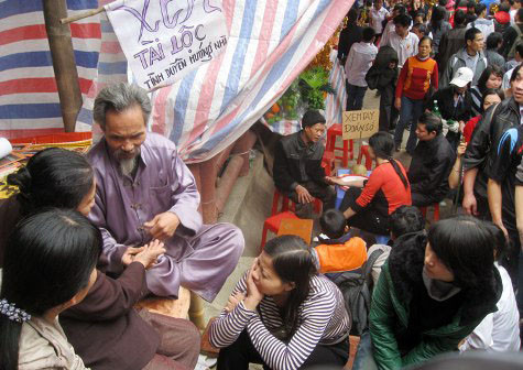 Bói toán lộng hành cũng làm giảm đi tính tôn nghiêm chốn từ bi. Bói toán lộng hành cũng làm giảm đi tính tôn nghiêm chốn từ bi.
