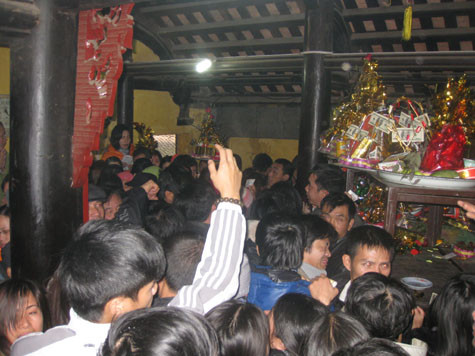 Cảnh chen lấn, xô đẩy diễn ra liên tục trong khu đền thờ bà chúa Kho dịp đầu năm. Cảnh chen lấn, xô đẩy diễn ra liên tục trong khu đền thờ bà chúa Kho dịp đầu năm.