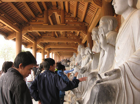 Đua nhau sờ tượng các vị La hán ở chùa Bái Đính. Đua nhau sờ tượng các vị La hán ở chùa Bái Đính.