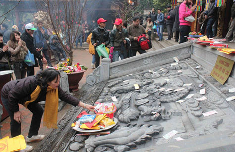 Người dân rải đầy tiền lẻ trước cửa chùa Thiên Trù. Người dân rải đầy tiền lẻ trước cửa chùa Thiên Trù.