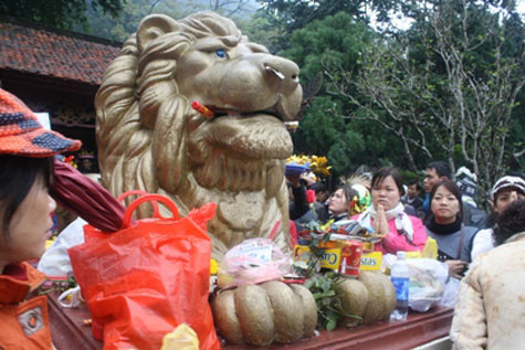 Chúa sơn lâm ngậm cả hương và tiền lẻ. Chúa sơn lâm ngậm cả hương và tiền lẻ.