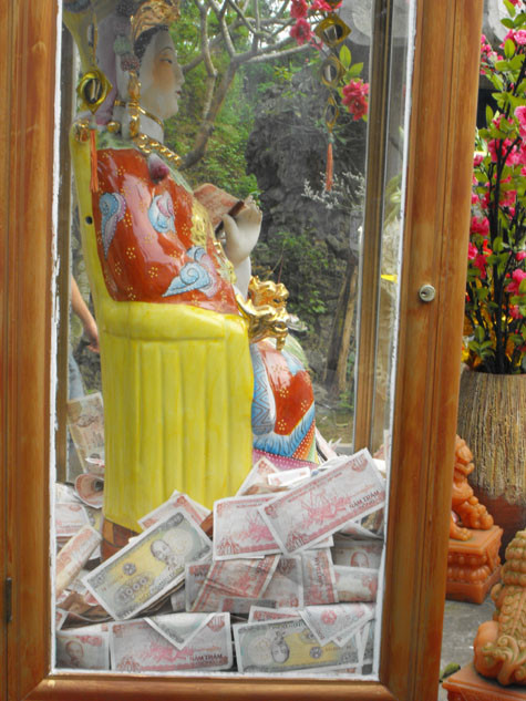 Tiền lẻ cũng "vây" tượng Quan Âm Bồ Tát.. Tiền lẻ cũng "vây" tượng Quan Âm Bồ Tát..