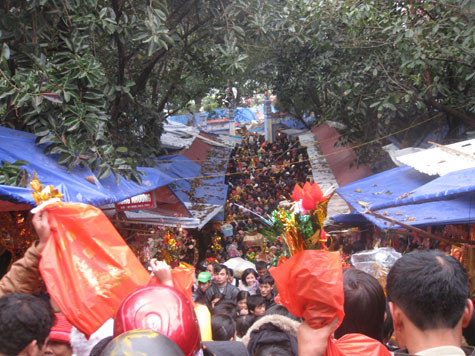 Ai cũng muốn chen chân đi trước để vào lễ bà Chúa Kho. Ai cũng muốn chen chân đi trước để vào lễ bà Chúa Kho.