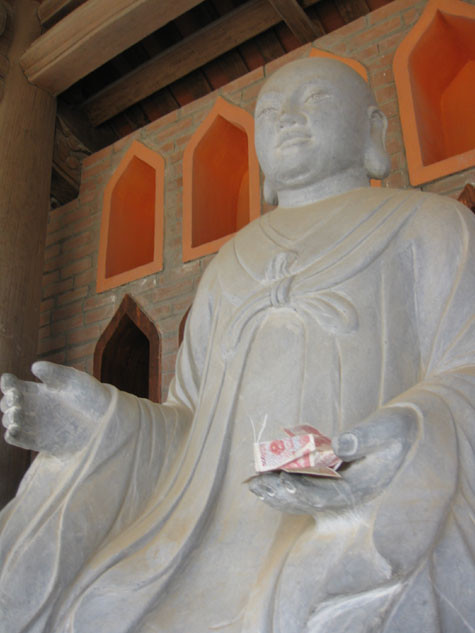 Cảnh những đồng tiền lẻ được người đi lễ đặt lên tay các pho tượng như thế này không phải là hiếm. Cảnh những đồng tiền lẻ được người đi lễ đặt lên tay các pho tượng như thế này không phải là hiếm.