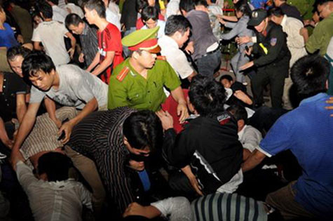 Mặc cho lực lượng chức năng đã cố gắng hết sức nhưng cảnh giẫm đạp lên nhau để có thể có được 1 tấm ấn đền Trần vẫn diễn ra. Mặc cho lực lượng chức năng đã cố gắng hết sức nhưng cảnh giẫm đạp lên nhau để có thể có được 1 tấm ấn đền Trần vẫn diễn ra.