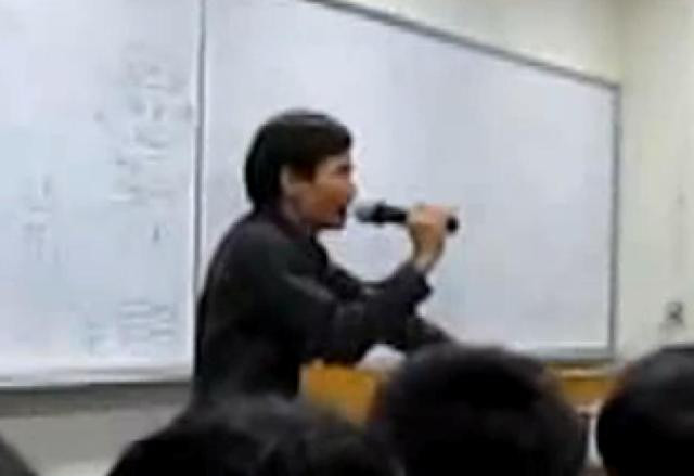 TS Lê Thẩm Dương trong clip bài giảng không hề có những từ, ví dụ dung tục nhưng vẫn thu hút học viên (Ảnh cắt từ clip).