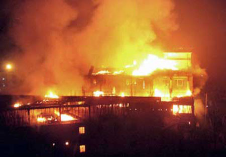 Do mâu thuẫn với vợ, anh Dũng đã nổi lửa thiêu rụi căn nhà (Ảnh minh họa)