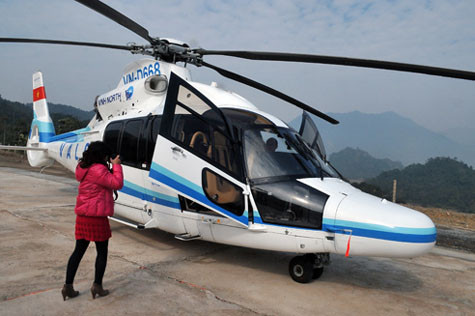 Ngoài sự tiện nghi về nội thất, số ghế ngồi nhiều hơn, chiếc trực thăng mang mã VN-D668 này có khả năng bay xa hơn giúp ông chủ thép thực hiện chặng Hà Nội - Đà Nẵng mà không cần phải tiếp nhiên liệu.
