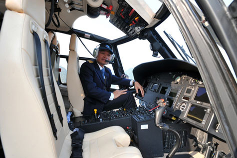 Phi công trên chiếc máy bay.