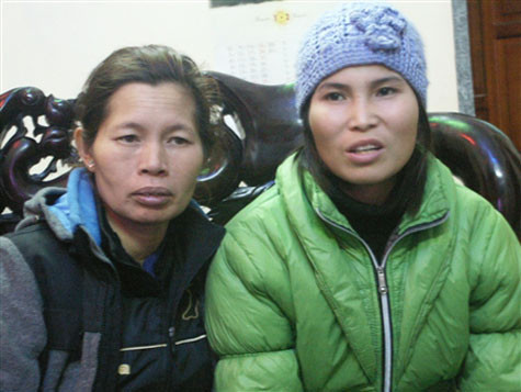 Bà Thương (vợ ông Vươn) và bà Hiền (vợ ông Quý) đi kêu cứu các cơ quan chức năng. Bà Thương (vợ ông Vươn) và bà Hiền (vợ ông Quý) đi kêu cứu các cơ quan chức năng.