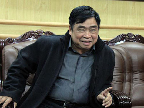 Trả lời chí Giám đốc Công an Hải Phòng Đỗ Hữu Ca cho rằng: việc cưỡng chế này được sự đồng tình rất cao của người dân trong khu vực. Hàng trăm người ra đó chứng kiến sự việc này đều rất ủng hộ lực lượng công an. Cho nên khi khám nghiệm hiện trường xong, giao lại cho địa phương thì chính những người dân xung quanh người ta vào đạp đổ, phá đổ. Cho nên việc phá cái chòi ấy (căn nhà hai tầng nhà ông Vươn – PV), chúng tôi kiểm tra lại thì không ai ra lệnh phá và cũng không biết ai làm bởi nhân dân lúc ấy người ta tràn xuống rất đông”. Trả lời chí Giám đốc Công an Hải Phòng Đỗ Hữu Ca cho rằng: việc cưỡng chế này được sự đồng tình rất cao của người dân trong khu vực. Hàng trăm người ra đó chứng kiến sự việc này đều rất ủng hộ lực lượng công an. Cho nên khi khám nghiệm hiện trường xong, giao lại cho địa phương thì chính những người dân xung quanh người ta vào đạp đổ, phá đổ. Cho nên việc phá cái chòi ấy (căn nhà hai tầng nhà ông Vươn – PV), chúng tôi kiểm tra lại thì không ai ra lệnh phá và cũng không biết ai làm bởi nhân dân lúc ấy người ta tràn xuống rất đông”.