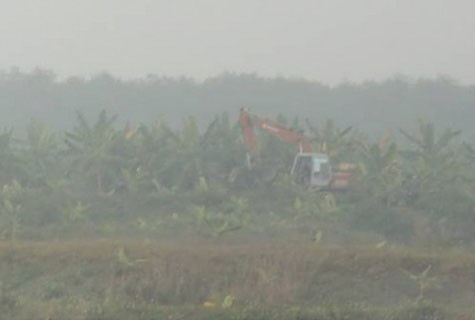 Theo nhiều người dân xã Vinh Quang cho biết, thì ngày 6/1, máy xúc này ngang nhiên xuống khu vực đầm nằm ngoài diện tích cưỡng chế, san phẳng ngôi nhà hai tầng cùng tài sản của gia đình ông Vươn trước sự chứng kiến của lãnh đạo xã Vinh Quang Theo nhiều người dân xã Vinh Quang cho biết, thì ngày 6/1, máy xúc này ngang nhiên xuống khu vực đầm nằm ngoài diện tích cưỡng chế, san phẳng ngôi nhà hai tầng cùng tài sản của gia đình ông Vươn trước sự chứng kiến của lãnh đạo xã Vinh Quang