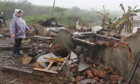 Ngôi nhà một tầng cũng trong tình trạng tương tự. Ngôi nhà một tầng cũng trong tình trạng tương tự.