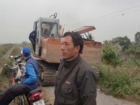 Chiếc máy xúc này ngang nhiên xuống khu vực đầm nằm ngoài diện tích cưỡng chế Chiếc máy xúc này ngang nhiên xuống khu vực đầm nằm ngoài diện tích cưỡng chế