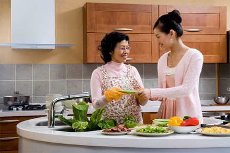 Không ít nàng dâu mới, đặc biệt nàng dâu thành phố được phen "dở khóc, dở cười" khi về quê chồng ăn Tết đầu tiên. (Ảnh minh họa). Không ít nàng dâu mới, đặc biệt nàng dâu thành phố được phen "dở khóc, dở cười" khi về quê chồng ăn Tết đầu tiên. (Ảnh minh họa).