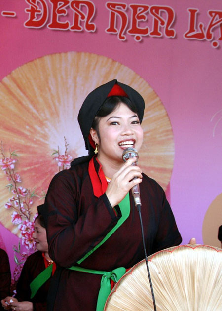 Vẻ đẹp duyên dáng của liền chị khi thể hiện những câu hát.