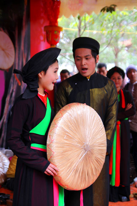 Liền anh, liền chị trẻ tuổi có vẻ vẫn còn e thẹn cùng những câu hát đối đáp.