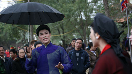 Chia tay nhau, dù không đến được với nhau bởi luật tục, nhưng nghĩa tình được thể hiện qua các câu ca sẽ mãi âm vang trong lòng các liền anh, liền chị. Và họ hẹn gặp lại nhau trong mùa hội mới sang năm.