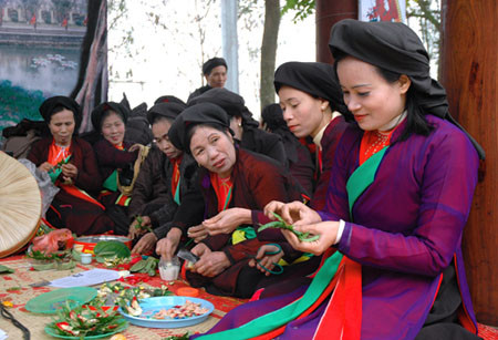 Những liền chị ngồi têm trầu cánh phượng tại hội Lim.