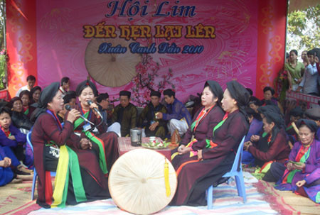 Các liền chị đã có tuổi cùng ca những câu hát.