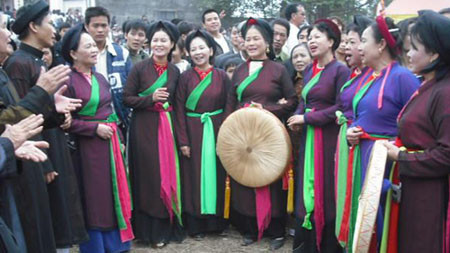 Cùng cất lên những lời ca, tiếng hát mộc mạc, dân dã mà đầy nghĩa tình.