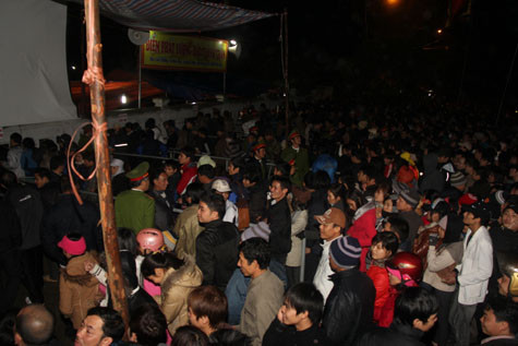 Dù đã mở hàng chục điểm phát lương nhưng cảnh đông đúc, chen lấn, xô đẩy vẫn diễn ra. Dù đã mở hàng chục điểm phát lương nhưng cảnh đông đúc, chen lấn, xô đẩy vẫn diễn ra.