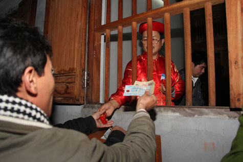 Dù ban tổ chức cho biết, việc công đức là tùy tâm nhưng theo nhiều du khách cho biết, để được phát 1 túi lương họ cũng phải bỏ ra từ 20.000 - 30.000 đồng. Dù ban tổ chức cho biết, việc công đức là tùy tâm nhưng theo nhiều du khách cho biết, để được phát 1 túi lương họ cũng phải bỏ ra từ 20.000 - 30.000 đồng.