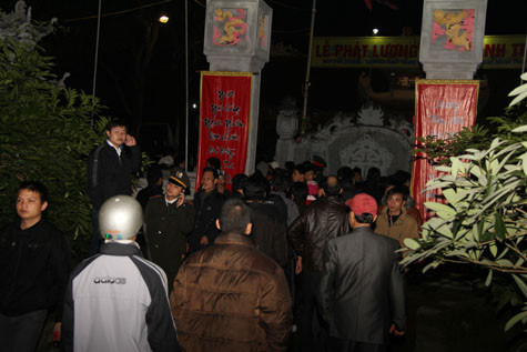 Cảnh đông đúc phía trong đền. Cảnh đông đúc phía trong đền.