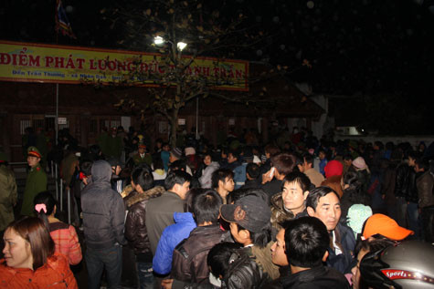 Tại tất cả hơn 20 điểm phát lương, cảnh đông đúc, xô đẩy vẫn đều xảy ra. Tại tất cả hơn 20 điểm phát lương, cảnh đông đúc, xô đẩy vẫn đều xảy ra.