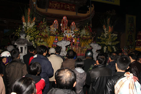 Tương truyền, xưa kia nơi đây (vùng Lý Nhân, Hà Nam ngày nay) chính là nơi được Quốc công Tiết chế Hưng Đạo Vương đặt ở đây 6 kho lương thực với đội quân thường xuyên canh gác để phục vụ cho cuộc kháng chiến chống quân Nguyên – Mông lần thứ hai (1285). Địa điểm đền Trần Thương hiện nay là kho lương chính. Tương truyền, xưa kia nơi đây (vùng Lý Nhân, Hà Nam ngày nay) chính là nơi được Quốc công Tiết chế Hưng Đạo Vương đặt ở đây 6 kho lương thực với đội quân thường xuyên canh gác để phục vụ cho cuộc kháng chiến chống quân Nguyên – Mông lần thứ hai (1285). Địa điểm đền Trần Thương hiện nay là kho lương chính.