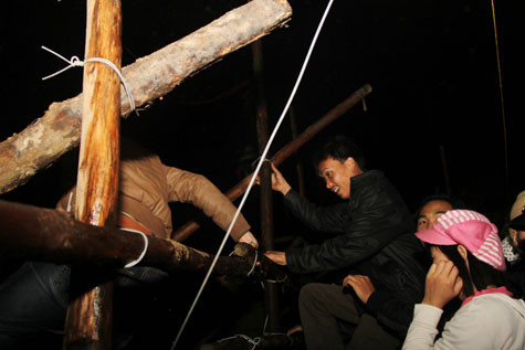 Tuy nhiên, với tâm lý đến đây phải có được túi lương để được tài lộc và những điều may mắn cho mình nên ngay sau khi mới có lệnh cho vào, để nhanh hơn, nhiều người đã trèo qua cả hàng rào. Tuy nhiên, với tâm lý đến đây phải có được túi lương để được tài lộc và những điều may mắn cho mình nên ngay sau khi mới có lệnh cho vào, để nhanh hơn, nhiều người đã trèo qua cả hàng rào.