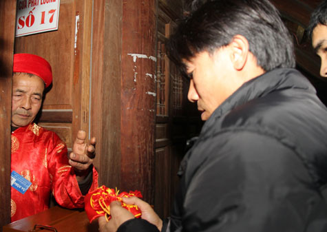 Lễ phát lương đền Trần được tổ chức hàng năm tại đền Trần Thương (xã Nhân Đạo, Lý Nhân, Hà Nam). Nghi lễ chính thức diễn ra từ 22h-23h đêm 14 tháng Giêng, từ 23h5’, du khách và nhân dân sẽ được phát lương tại nơi vốn là kho lương thời Trần. Lễ phát lương đền Trần được tổ chức hàng năm tại đền Trần Thương (xã Nhân Đạo, Lý Nhân, Hà Nam). Nghi lễ chính thức diễn ra từ 22h-23h đêm 14 tháng Giêng, từ 23h5’, du khách và nhân dân sẽ được phát lương tại nơi vốn là kho lương thời Trần.