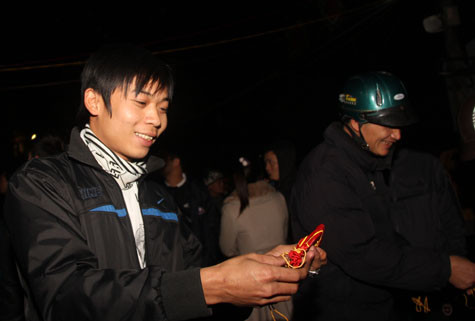 Dù phải rất vất vả mới có được một túi lương nhưng nhiều người tỏ ra rất hào hứng, vui vẻ vì niềm tin sự may mắn, no đủ sẽ đi cùng họ trong năm nay. Dù phải rất vất vả mới có được một túi lương nhưng nhiều người tỏ ra rất hào hứng, vui vẻ vì niềm tin sự may mắn, no đủ sẽ đi cùng họ trong năm nay.