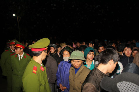 Người dân đứng chờ ở bên ngoài các cửa chờ vào nhận phát lương. Người dân đứng chờ ở bên ngoài các cửa chờ vào nhận phát lương.